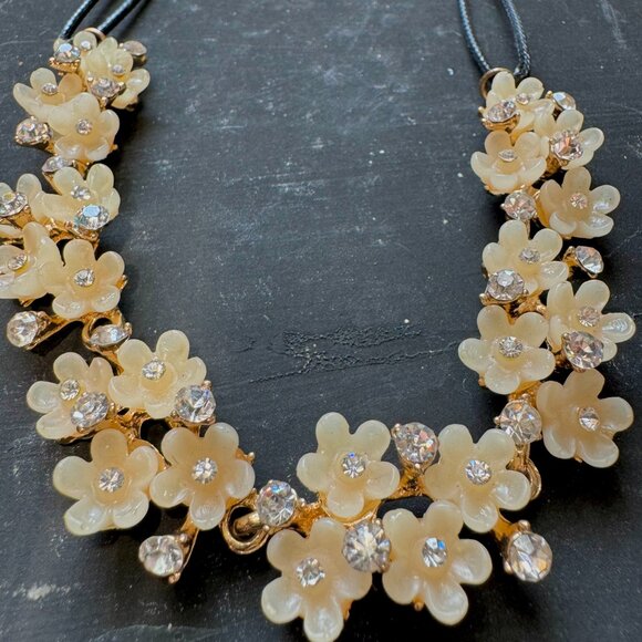 Cute Floral Necklace - Picture 3 of 5